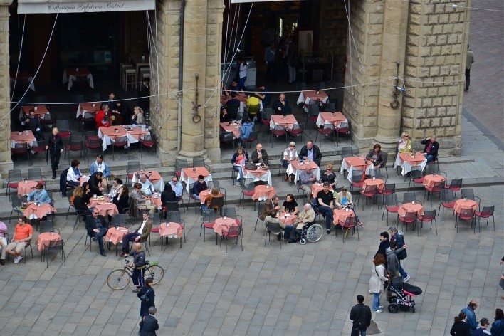 Centro Histórico de Bolonha, café em área restrita a pedestres<br />Foto Fabio Jose Martins de Lima 