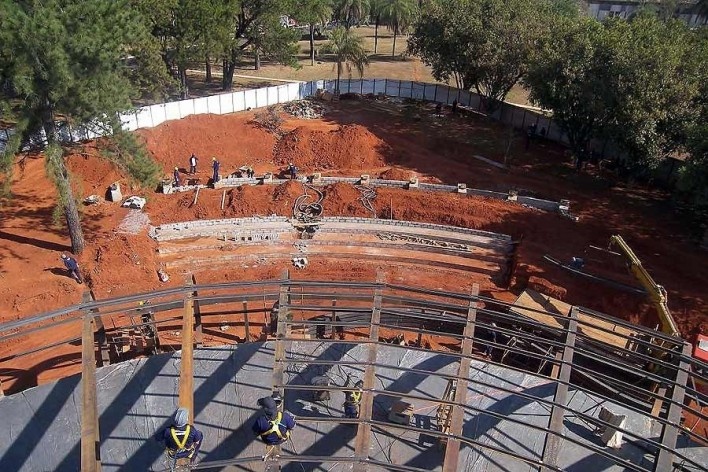 Fundação Darcy Ribeiro. Beijódromo: execução da arquibancada. Instituto Brasileiro de Tecnologia do Habitat, Arquiteto João Filgueiras Lima, Lelé. Brasília DF, Brasil, 2010