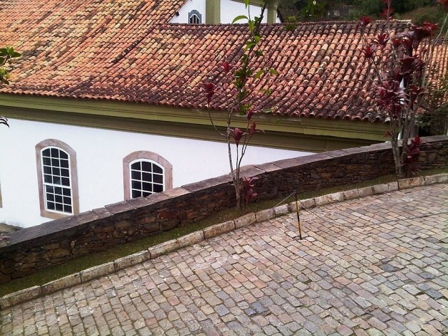 Casa do Conto e ladeira sustentada por arrimo no acesso ao Grande Hotel<br />Foto Abilio Guerra 