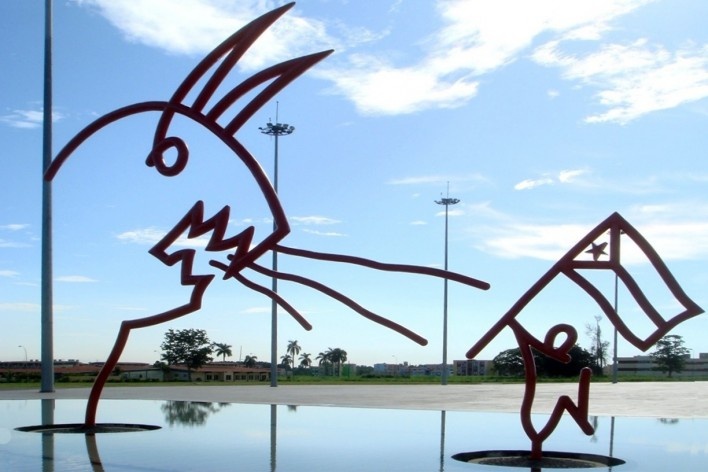 Escultura de Niemeyer el 4 Septiembre 2009<br />Foto divulgação 