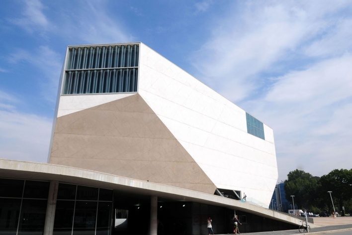 Casa da Música, vista externa, Porto, 2005. Arquitetos Rem Koolhaas e Ellen van Loon / OMA<br />Foto Junancy Wanderley 