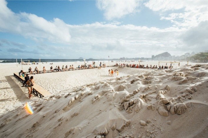 A praia e o tempo, praia de Copacabana, Rio de Janeiro RJ Brasil, 2018. Arquiteto Pedro Varella / Gru.a Arquitetos<br />Foto divulgação / disclosure image  [Acervo / Collection Gru.a Arquitetos]