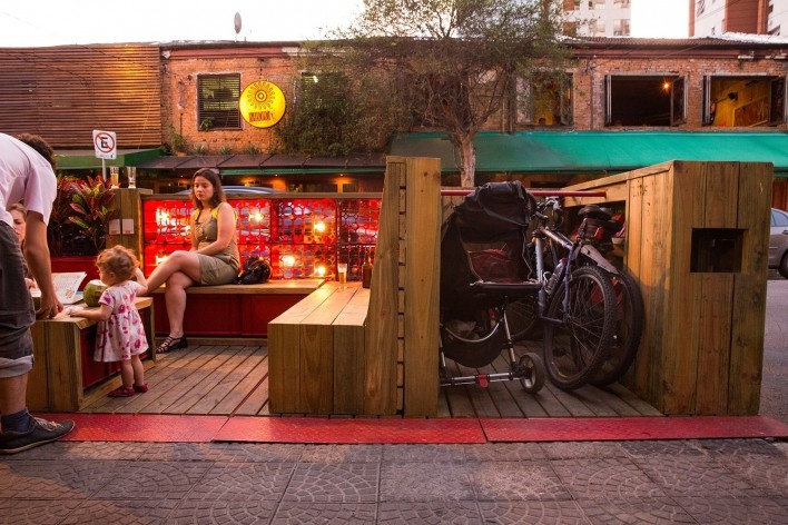 Parklet de engradados na Mateus Grou. Zoom, Instituto Mobilidade Verde e Contain It<br />Foto Sissy Eiko 