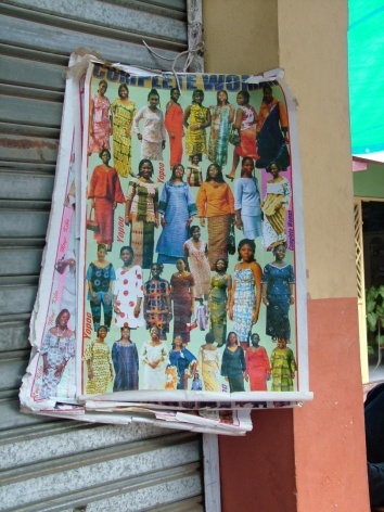 Costura instantânea na feira de Sucupira<br />Foto Paula Janovitch 