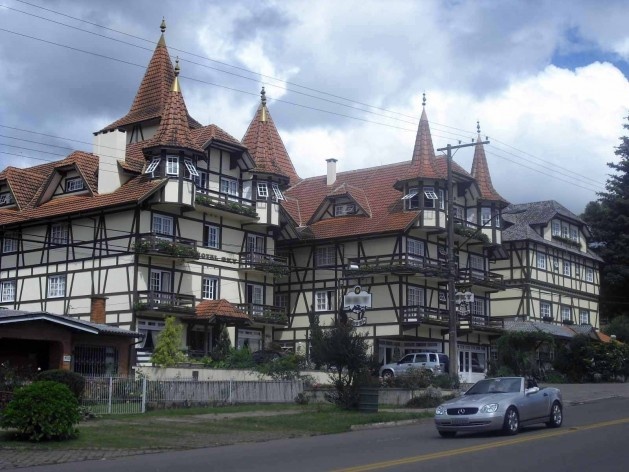 Edificação hoteleira construída no estilo enxaimel, Gramado RS<br />Foto Sérgio Antonio dos Santos Jr 
