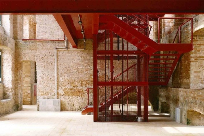 Fábrica de Sal – Centro Educacional de Ribeirão Pires, escadas e elevador do Centro de Qualificação de Professores, 2001-2003. Arquitetos Rafael Perrone e Márcio do Amaral<br />Foto Andres Otero 