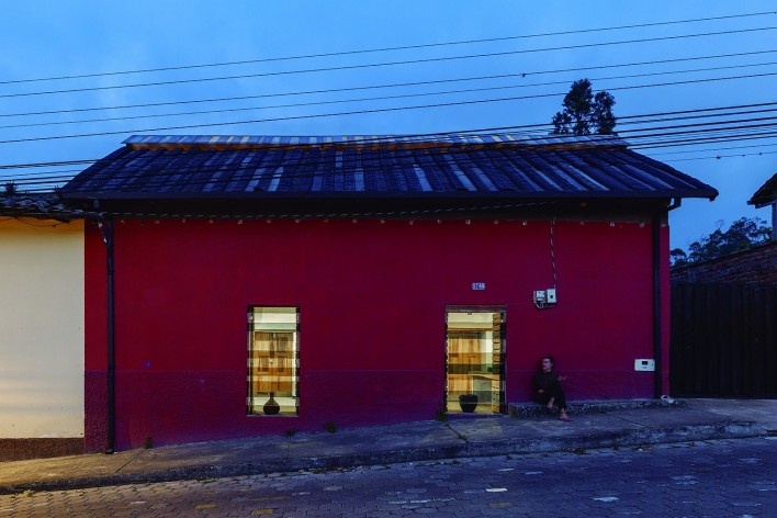 Casa de las Camas en el Aire, La Esperanza, Ibarra, Ecuador, 2017. Arquitectos David Barragán, Pascual Gangotena, Maríaluisa Borja y Esteban Benavides (autores) / Al Borde<br />Foto/photo Jag Studio 