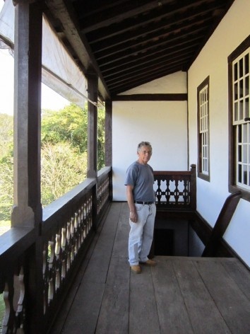 Ilo Dias de Souza na varanda da sede da Fazenda Retirinho reconstruída dentro da Fazenda do Voturuna<br />Foto Vitor Hugo Mori 