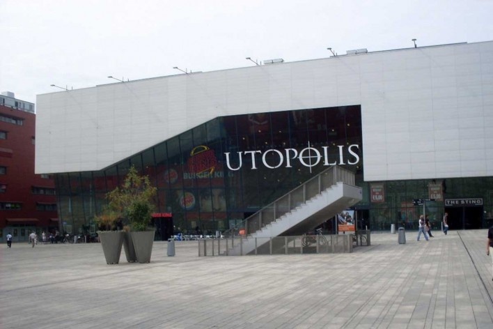 Praça do Fórum, Almere Centrum. Além de projetar o plano urbano desta área, o OMA, escritório de Rem Koolhaas, também fez o projeto do cinema Utópolis. A maior sala de cinema deste prédio tem 540 lugares e uma tela gigante de 21mX9m
<br> Data da foto: 27/<br />Foto Taiana Car Vidotto 