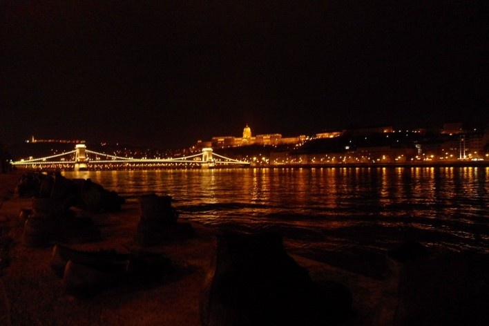 O memorial “Sapatos sobre a margem do Danúbio”, em homenagem aos judeus atirados ao rio no período fascista, rio Danúbio, Budapeste<br />foto Lucas Gamonal Barra de Almeida 