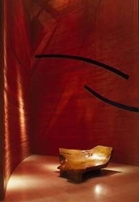 Um espaço peculiar no lobby, feito com concreto com pigmento vermelho<br />Foto Nelson Kon 