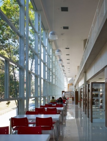 Terminal Digital do Ensino, São Caetano do Sul, 2008. Arquiteto José Augusto Aly<br />Foto Nelson Kon 
