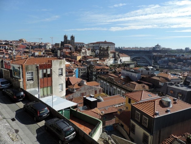 Porto, vista panorâmica a partir do Miradouro da Vitória, presença de edificações reabilitadas e outras em mal estado de conservação; ao fundo colina da Sé e rio Douro<br />Foto Andréa da Rosa Sampaio, 2016 