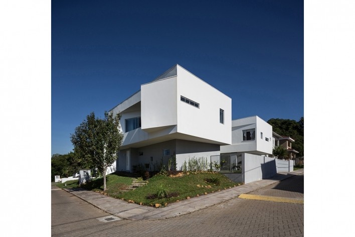 Casa 2V, Porto Alegre RS Brasil, 2013. Arquitetos Diego Brasil e Anderson Calvi / BR3 Arquitetos<br />Foto Marcelo Donadussi 