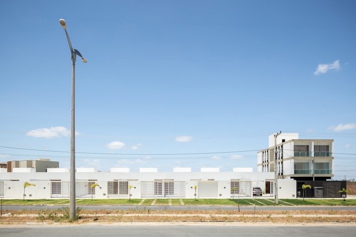 Casas + Edifício Misto MBV2, Sobral CE Brasil, 2020. Arquitetos Bruno Braga, Bruno Perdigão, Igor Ribeiro e Luiz Cattony / Rede Arquitetos<br />Foto Igor Ribeiro 