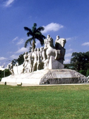 Monumento às Bandeiras