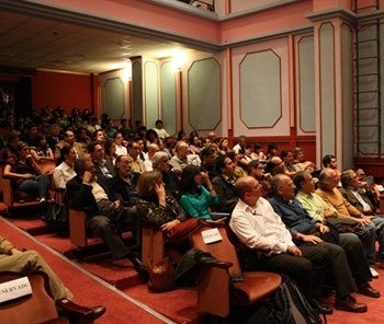 Platéia da cerimônia de abertura do Foro de Quito<br />Fotos Abilio Guerra e Silvana Romano Santos 