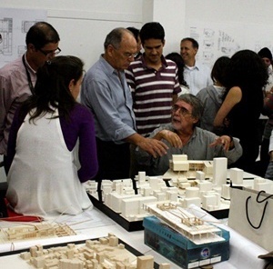 Grupo brasileiro participando de avaliação de trabalhos de alunos<br />Fotos Abilio Guerra e Silvana Romano Santos 