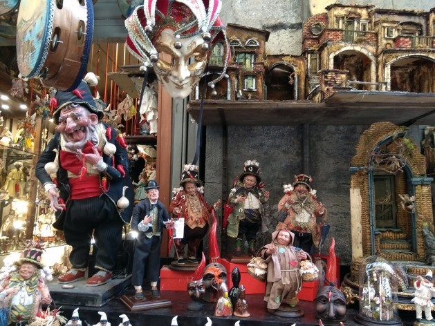 Artesanato a venda pelas ruas do Centro Histórico, Nápoles, Itália<br />Foto Carina Mendes dos Santos Melo, 2018 
