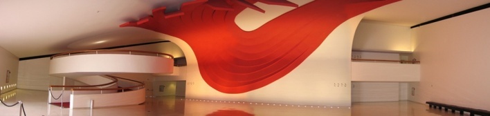 Visão geral do interior do Auditório projetado por Niemeyer no Ibirapuera com a escultura de Tomie Ohtake
