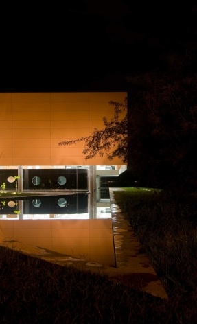 FHE – Fundação Habitacional do Exército, vista noturna, fachada sul com brises verticais e empena leste em concreto e brises. Escritório MGS – Macedo, Gomes & Sobreira<br />Foto Joana França 