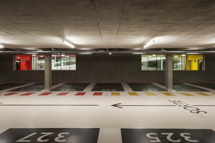 Edifício de Uso Misto, circulação de automóveis no estacionamento, Grenoble. Arquiteto Hugues Grudzinski / GaP Studio<br />Foto divulgação  [GaP Studio]