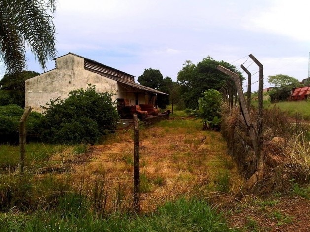 Marcenaria em atividade ao lado de ramal ferroviário abandonado, Araraquara<br />Foto Abilio Guerra 