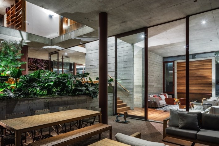 Casa Villa Lobos, 2018, São Paulo SP Brasil. Arquitetos Cristiane Muniz, Fabio Valentim, Fernanda Barbara e Fernando Viégas/ Una Arquitetos<br />Foto Nelson Kon 