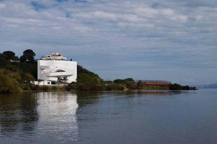Sede da Fundação Iberê Camargo, vista geral. Arquiteto Álvaro Siza, 2008<br />Foto Nelson Kon 