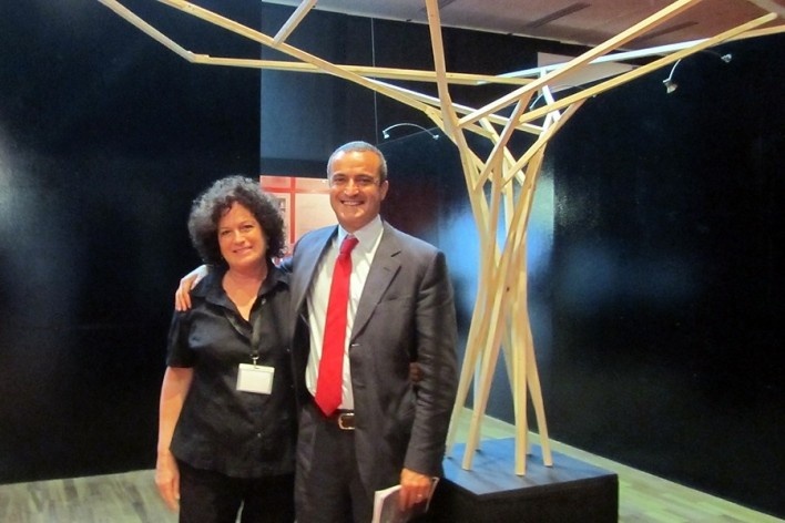 Rivka Oxman e José Duarte junto a um protótipo fabricado digitalmente exposto no local da conferência<br />Foto Gabriela Celani 