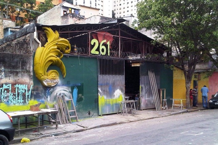 Galpão, depósito de adereços de carnaval, Grotão da Bela Vista<br />Foto Abilio Guerra 