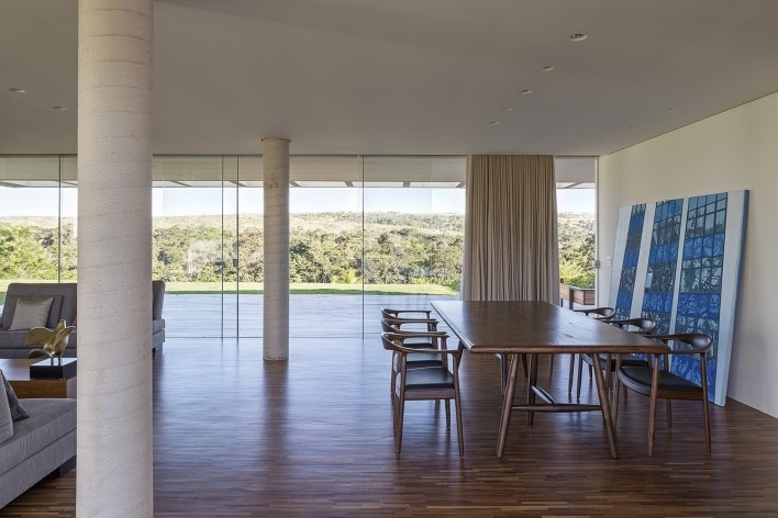 Casa Torreão, vista interna da sala, Brasília DF, arquitetos Daniel Mangabeira, Henrique Coutinho e Matheus Seco
Foto Haruo Mikam