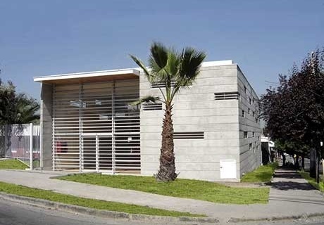 Fachada do cubo de concreto, nova construção para a entrada