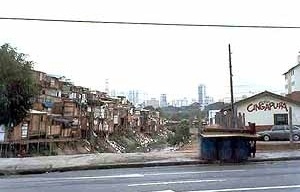 Foto 6 – Cingapura Zaki Narchi: do lado esquerdo do córrego, a favela que ainda existe, do direito, o conjunto implantado<br />Foto Flávio Higuchi 
