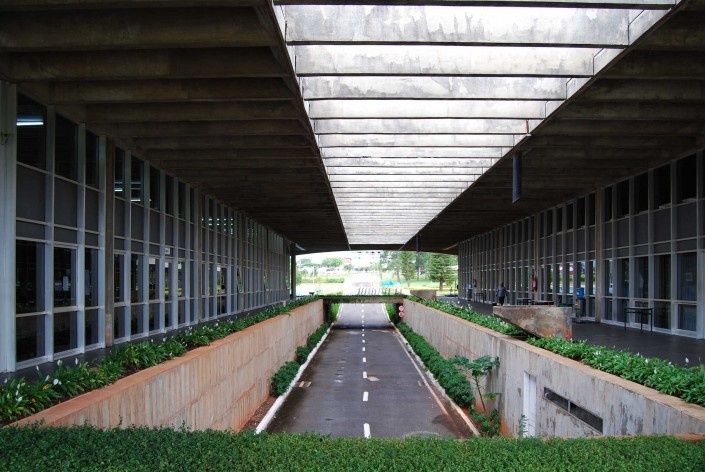 Escola Superior de Administração Fazendária – ESAF, circulação interna de automóveis, Brasília DF<br />Foto Daniel Corsi 