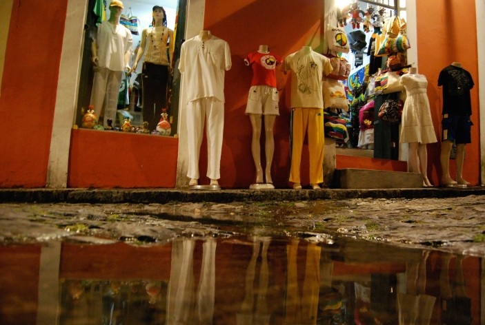 Centro Histórico de Salvador, cidade alta, vitrine e reflexos de loja em poça d’água<br />foto Fabio Jose Martins de Lima 