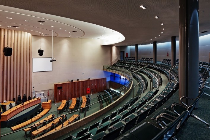 Câmara Legislativa do Distrito Federal, vista interna do plenário, Brasília DF, 1989-2007. Projeto Paulista de Arquitetura<br />Foto Nelson Kon 