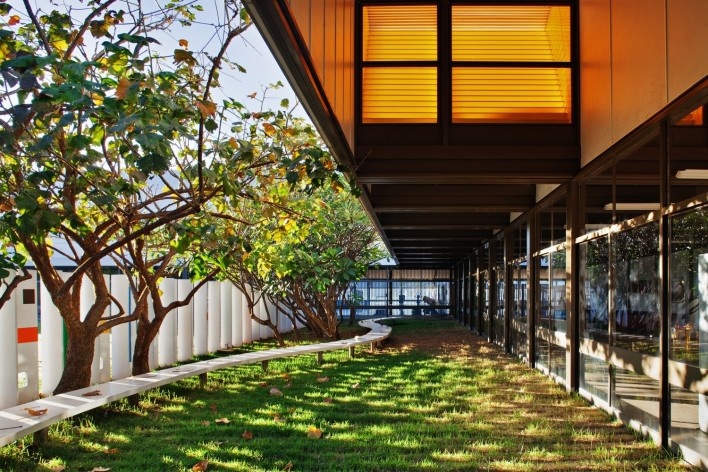 Sarah Brasília Lago Norte, jardim integrado ao hall principal, Brasília DF<br />Foto Nelson Kon  [LIMA, João Filgueiras (Lelé). "Arquitetura - uma experiência na área da saúde"]