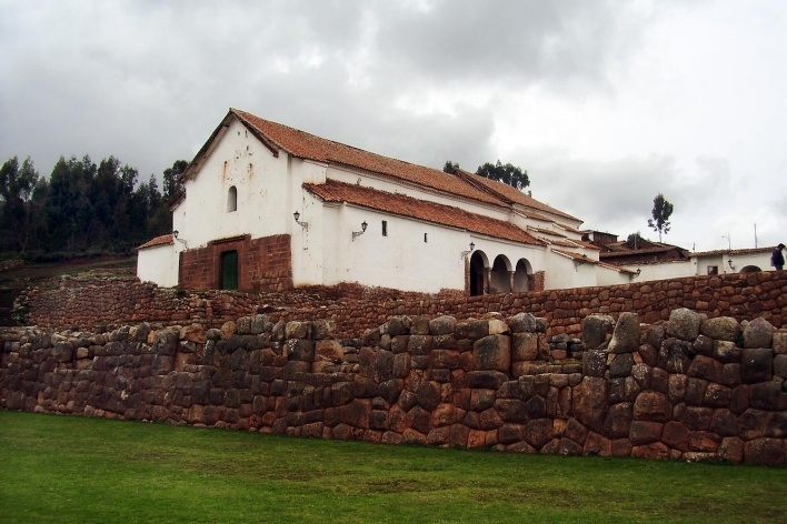 Igreja de Nossa Senhor de Mont Serrat, construída sobre o antigo templo inca de Chinchero<br />Foto Saide Kahtouni 