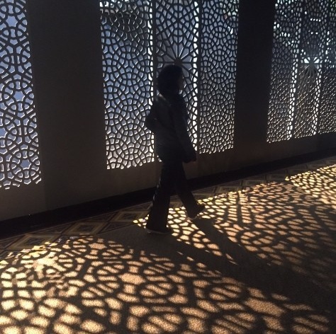 Fuori Saloni, Corian Cabana Club, Tortona. Corredor todo revestido em muxarabi feito com corian criou a passagem que transportava para a visita das cabanas multiculturais<br />Foto Marcelo Maingué, 05 abr. 2017 