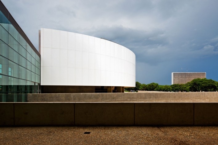 Câmara Legislativa do Distrito Federal, volume do plenário visto da praça rebaixada, Brasília DF, 1989-2007. Projeto Paulista de Arquitetura<br />Foto Nelson Kon 