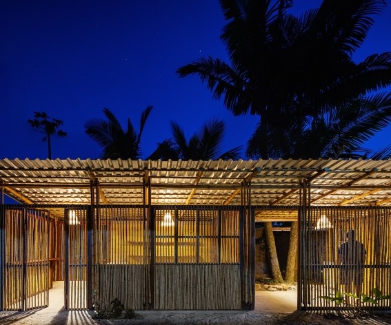 Centro comunitário Camburi, Ubatuba SP Brasil, 2018. CRU! Architects, Sven Mouton, Reintje Jacobs, Britt Christiaense e Jan Detavernier<br />Foto Nelson Kon 