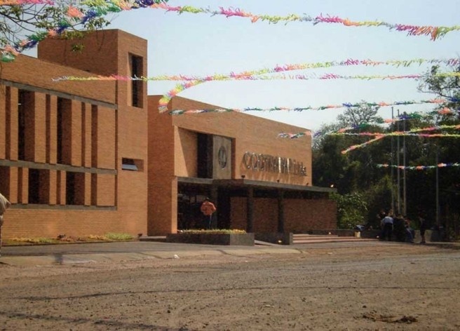 Cootrapar – cooperativa de trabajadores de aceros del paraguay. Exterior, contenedores. Arq. Luis Alberto Elgue y Arq. Cynthia Solis Patri. Villa Hayes, Paraguay. 2007 – 2008.