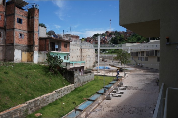 Parque Novo Santo Amaro V - Programa Mananciais, vista do parque e da pista de skate, São Paulo SP Brasil, 2009 – 2012. Arquitetos Héctor Vigliecca, Luciene Quel, Neli Shimizu e Ronald Fiedler Werner / Vigliecca & Associados<br />Foto divulgação  [Acervo Vigliecca & Associados]