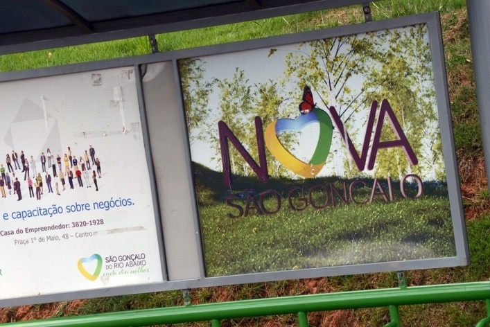 Painel em abrigo de ônibus anunciando a Nova São Gonçalo<br />Foto/Photo Fabio Lima 