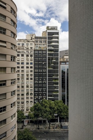 RB12, fachada. Triptyque<br />Foto Leonardo Finotti 