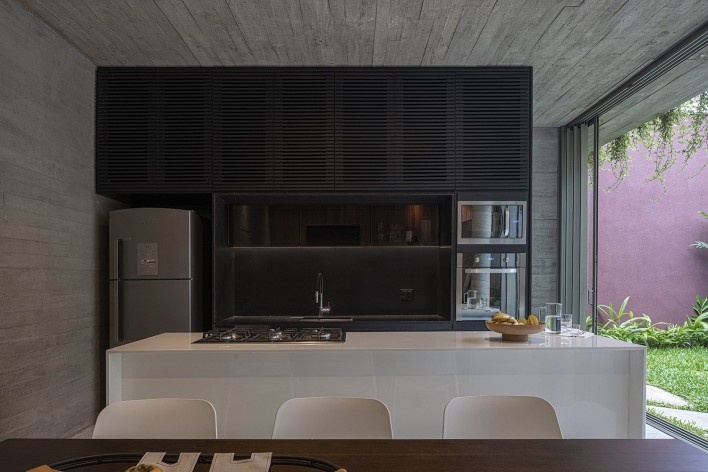 Casa Floresta, Belo Horizonte MG Brasil, 2021. Arquitetos Zargos Rodrigues, Rodrigo Pereira, Frederico Rodrigues, Carla Deltreggia, Ika Okamoto, Letícia Armond, Nathalia Melo e Laís Parreiras (autores) / Estúdio Zargos<br />Foto Jomar Bragança 
