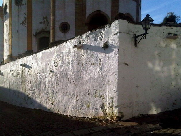 Muro de arrimo do adro da Igreja de Nossa Senhora do Rosário<br />Foto Abilio Guerra 