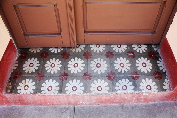 A soleira da entrada nos dá uma mostra do revestimento do piso em casa em Trinidad, Cuba, 20 abril 2014<br />Foto Victor Sena 