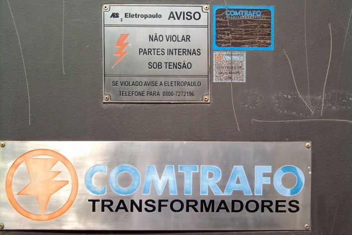 Oficina de desenho urbano MCB, interferências verticais: equipamentos de concessionária de energia elétrica (detalhe), São Paulo, 2011<br />Foto Fabio Dias e Luiz Gustavo Sobral 